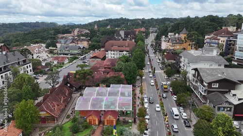 Vista aérea de Gramado com destaque para ruas, construções e fluxo urbano evidenciando turismo e charme da cidade no Rio Grande do Sul