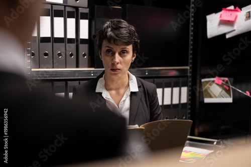 Billede på lærred Two private investigators connecting evidence on a mystery board, analyzing case files and confidential information during a clandestine operation to expose organized crime