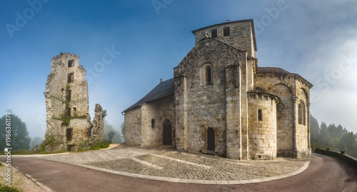 Cornil (Corrèze, Nouvelle aquitaine, France) - Vue matinale des ruines du donjon du château de la Chapoulie et l'église de l'invention des reliques de Saint Etienne