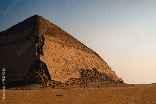 Fotografie bent pyramid in saqqara egypt