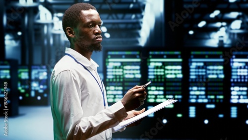 Foto IT programmer using clipboard to assess supercomputer cybersecurity dangers arising due to unsecured network connections