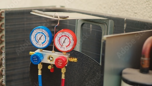 Fotografía Zoom out shot of broken pressure measurement device used for checking hvac system freon pressure, in need of repair