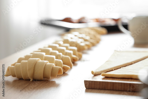 Raw croissants with dough o...