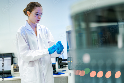 Φωτογραφία Focused laboratory technician operating advanced diagnostic machinery