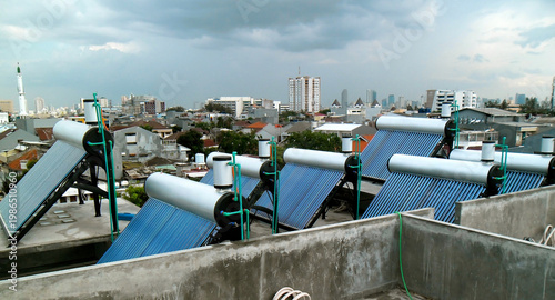 Φωτογραφία High-angle shot of evacuated tube solar collector on a concrete rooftop