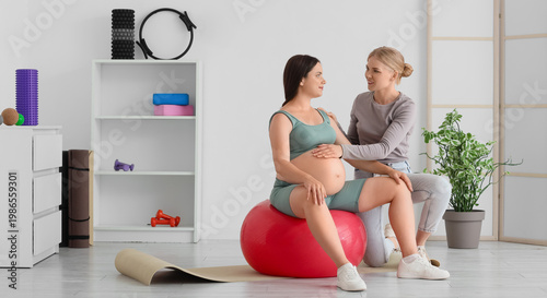 Young happy doula and pregn...