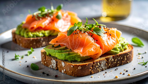 Tostada de salmón ahumado y aguacate sobre cemento