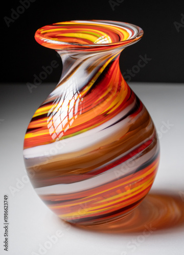 Foto Glass Vase With Hot And Earthy Color Streaks