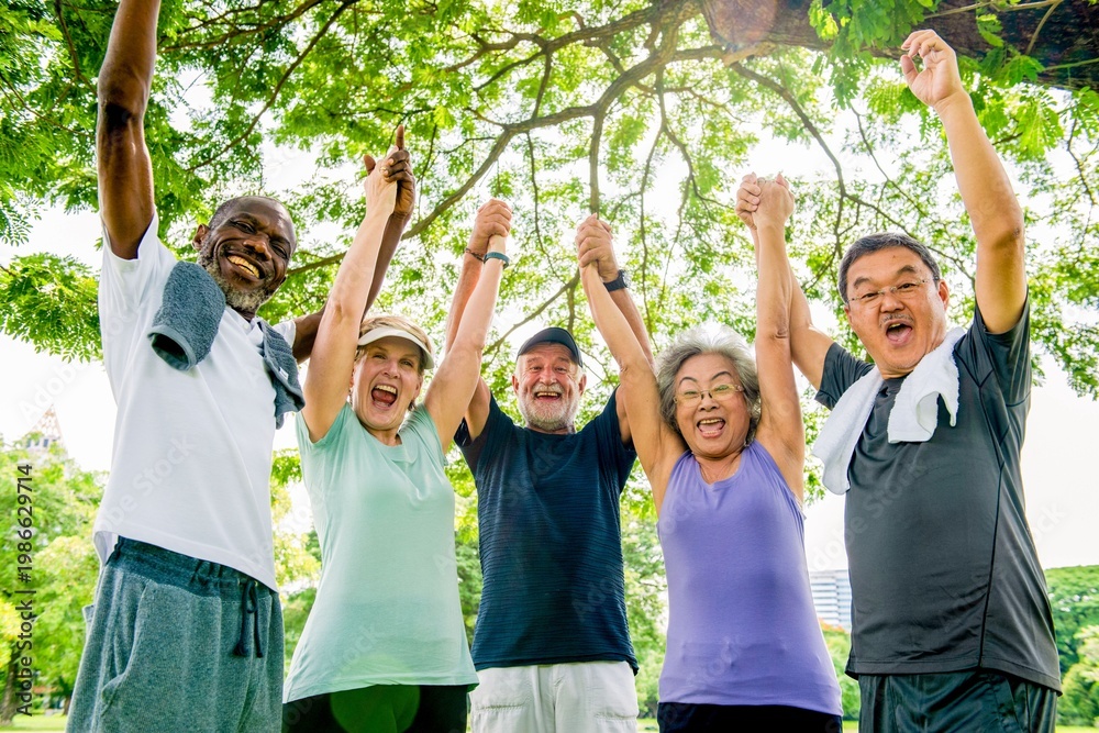 Naklejka premium Joyful seniors celebrating together outdoors.