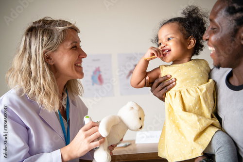 Obraz na płótnie Happy family doctor visit photo