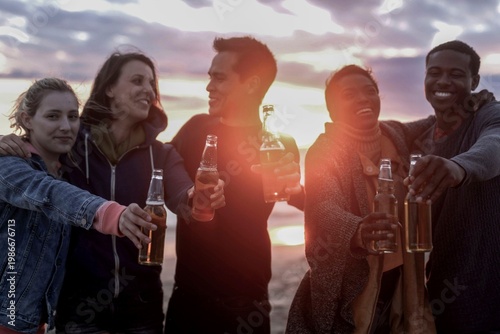 Foto Friends enjoying sunset beach.