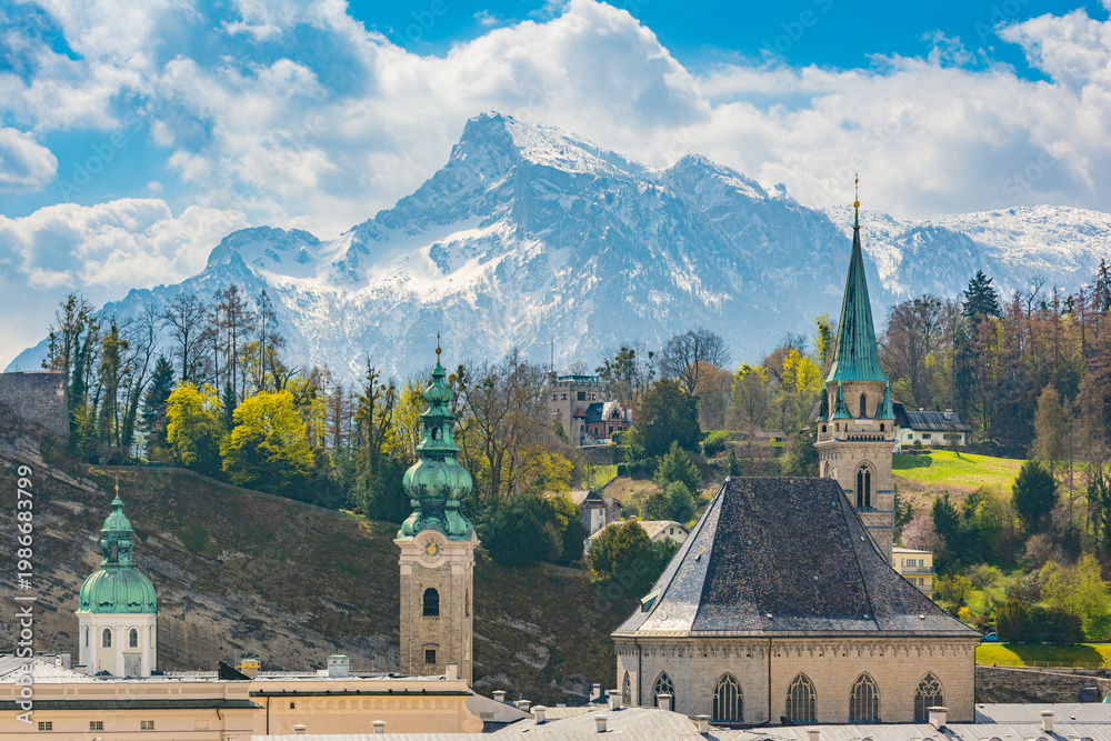 Fototapeta premium Salzburg mit Salzburger Hochthron im Frühling