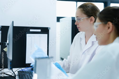 Foto Team of female scientists analyzing digital pathology slides on computer