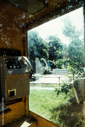 Historisches Foto einer Telefonzelle in Ostdeutschland, 1990, Deutschland