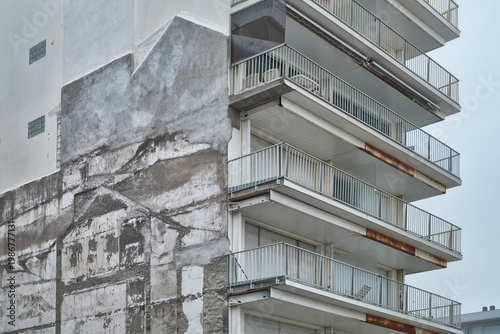 immeuble en rénovation, trace de vieilles maisons