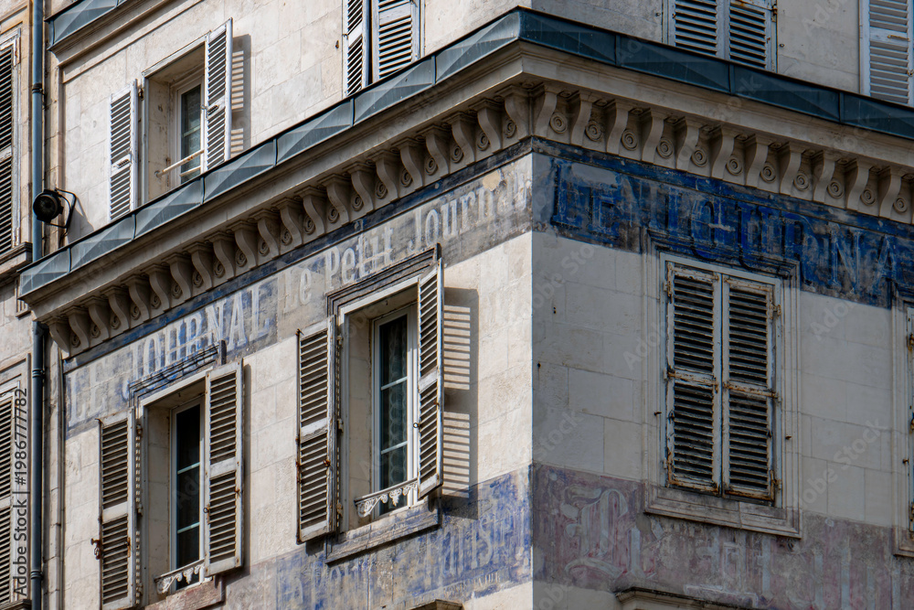 Fototapeta premium Vieille publicité sur un bâtiment