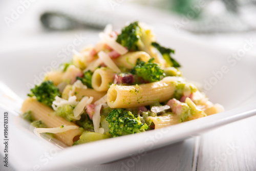 Maccheroni con broccoli, guanciale e pecorino, Pasta Italiana 