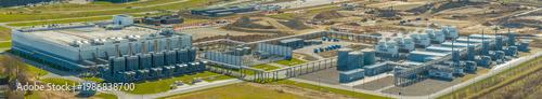 Foto Panorama of a large scale data center facility under development with advanced power infrastructure, cooling systems, backup units