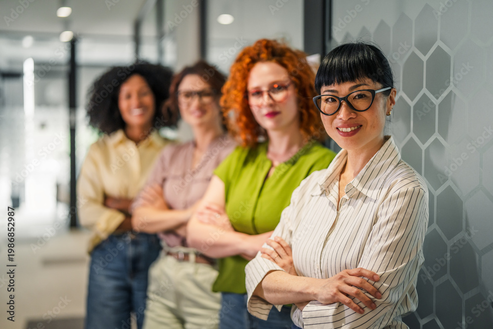Obraz premium Diverse businesswomen team standing in modern office