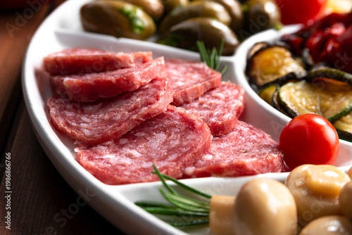 Piatto con salame affettato, antipasti italiani 