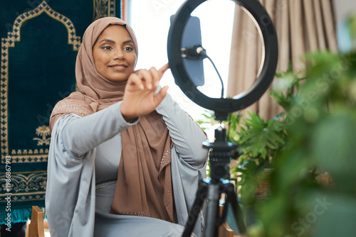 Foto Phone, influencer and muslim woman in home for live streaming on religion, tradition or spiritual growth