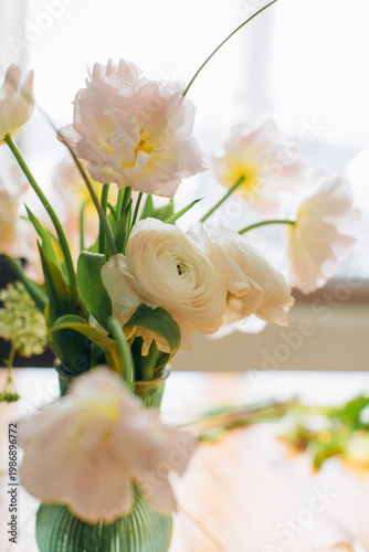 Bild auf Leinwand Delicate spring flowers bouquet in green vase