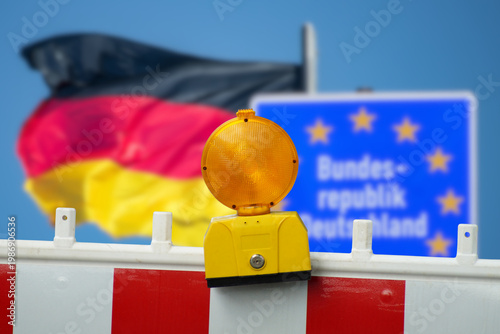 Flagge von Deutschland und Baustellenabsperrung als Symbol für den Umbau, Reformen und Erneuerung	