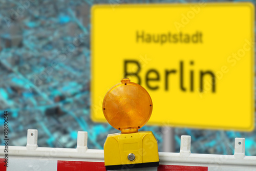 Schild Berlin und Baustelle als Symbol für die Reformen und Umbau