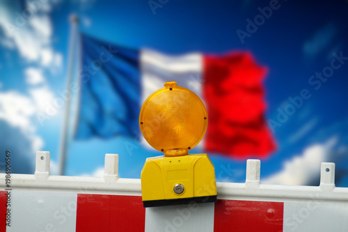 Französische Flagge und Baustelle als Symbol für die Erneuerung, Umbau und Reformen in Frankreich