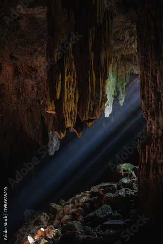 Φωτογραφία Yucatan cenote cave light rays illuminating formations