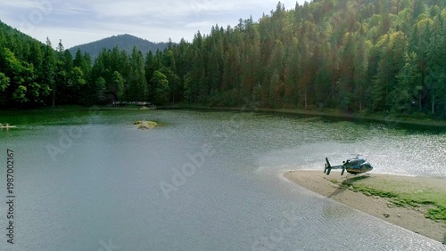 Foto Helicopter fly up from island on lake