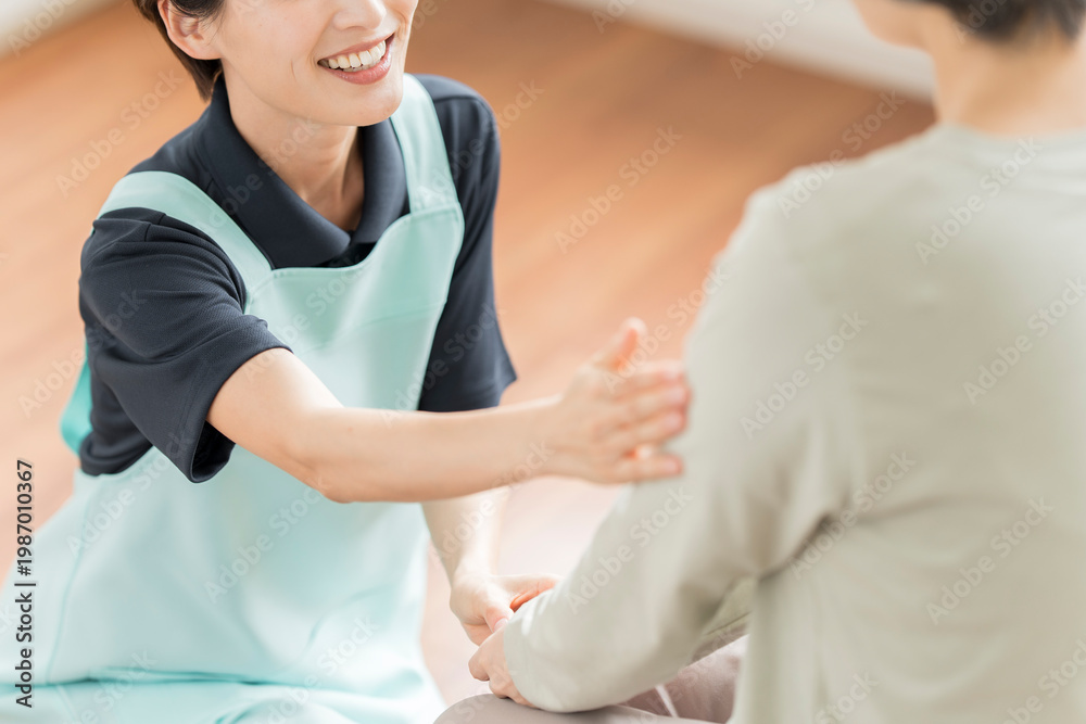 Fototapeta premium 高齢者を介助する女性介護スタッフ