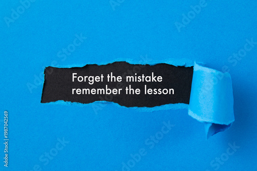 Foto torn paper background with message