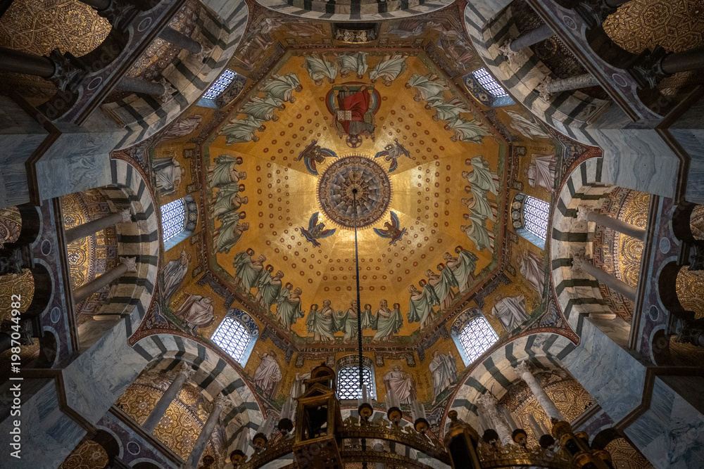Obraz premium Octagon dome ceiling with mosaics in Aachen Cathedral