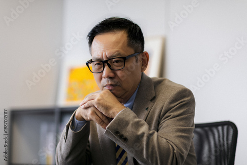 考え込むビジネスマン