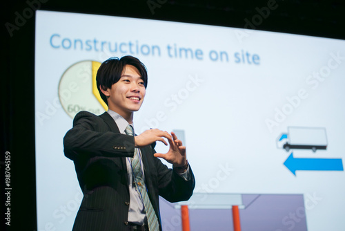 プレゼンするビジネスマン