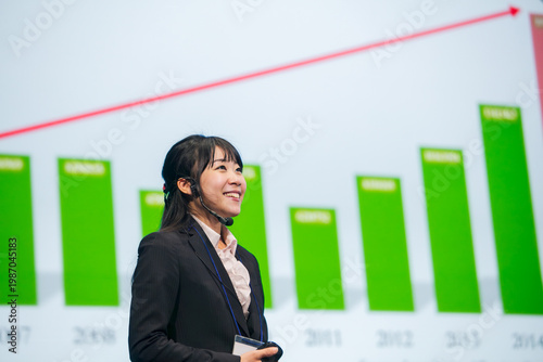 プレゼンするビジネスウーマン