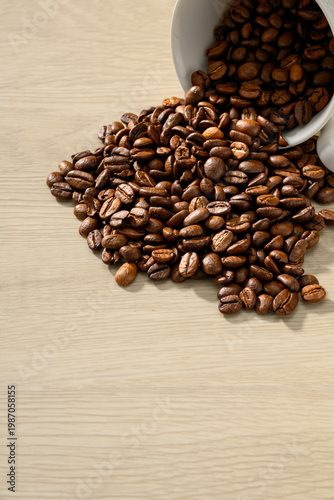 白いカップに入った焙煎コーヒー豆