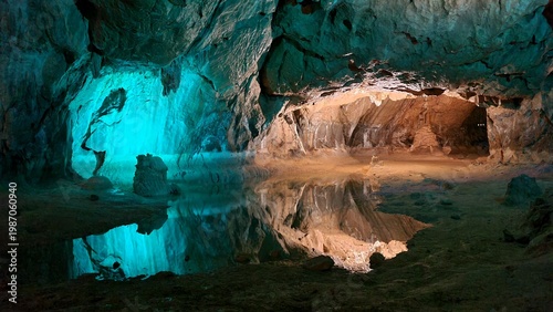 Tableau sur toile Magnifique lac souterrain dans une grotte du sud de la France (Pyrénées ariégeoi