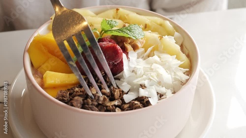 Smoothie bowl presentation in food styling concept fruits and granola arranged with precision Smoothie aesthetics attract viewers smoothie highlights color smoothie inspires healthy lifestyle