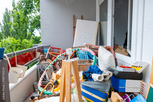 Foto Cluttered balcony filled suitcases, piles clothes household mess creating chaoti