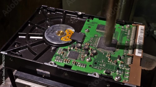 Festplatte zerstören vor der Entsorgung mit der Bohrmaschine - Chip bohren