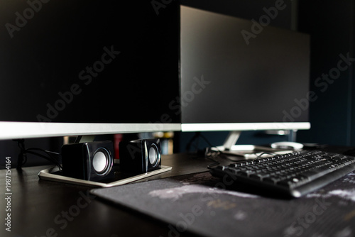 Fotografía postazione di lavoro in un ufficio con due schermi, una tastiera, un mouse e del