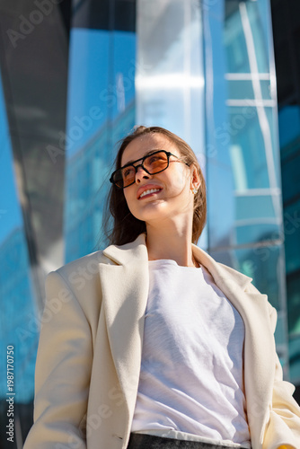 Konstfotografi Beautiful Business Woman Near Glass Building Wearing Blazer And Sunglasses Fashi