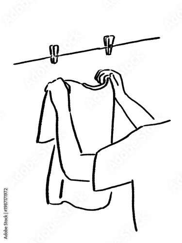 洗濯ロープにTシャツを洗濯バサミで干す日常のイラスト
 Illustration of hanging a T-shirt on a clothesline with clothespins