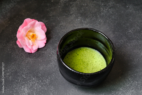 日本の茶道　茶碗と抹茶と美しい椿　コピースペースあり　Japanese Tea Ceremony  (Chado) : Tea bowl, matcha (green tea) and beautiful camellia , copy space available