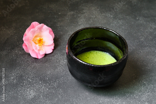 日本の茶道　茶碗と抹茶と美しい椿　コピースペースあり　Japanese Tea Ceremony  (Chado) : Tea bowl, matcha (green tea) and beautiful camellia , copy space available