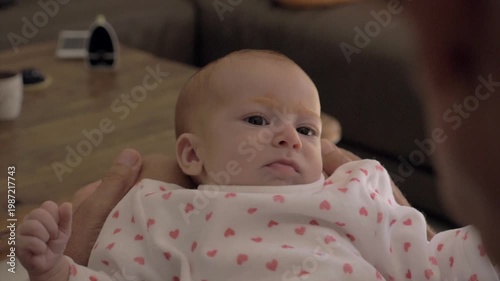 Visage de nouveau-né bébé gazouillant