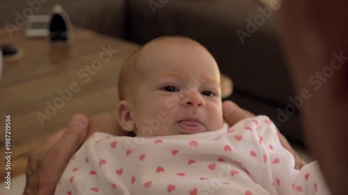 Visage de nouveau-né bébé gazouillant