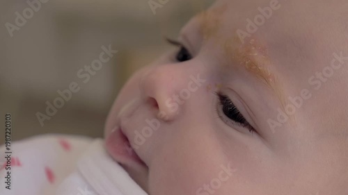 Visage de nouveau-né bébé gazouillant